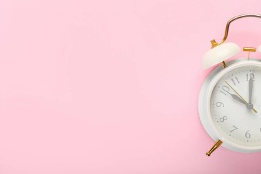 Renk arkaplanı üzerindeki alarm saatini biçimlendir