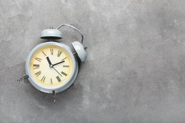 Grunge arkaplanındaki alarm saatini biçimlendir