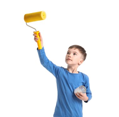 Beyaz arka planda boya kutusu olan küçük bir çocuk.