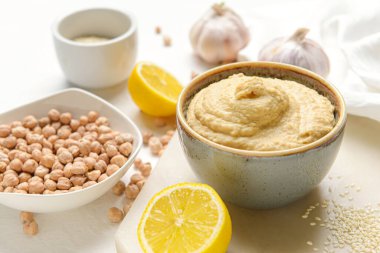 Lezzetli humus ve malzemelerle dolu bir kase
