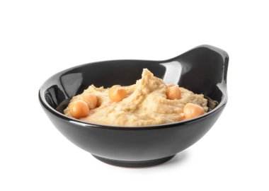 Beyaz arka planda lezzetli humus olan kase