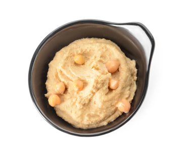 Beyaz arka planda lezzetli humus olan kase