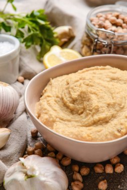 Lezzetli humus ve malzemelerle dolu bir kase
