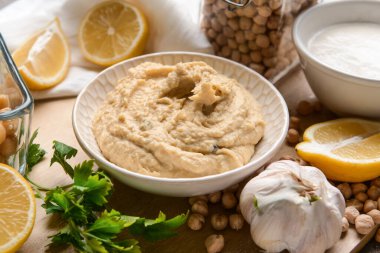 Lezzetli humus ve malzemelerle dolu bir kase