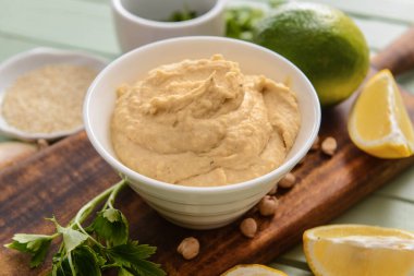 Masada lezzetli humus olan bir kase, yakın plan.