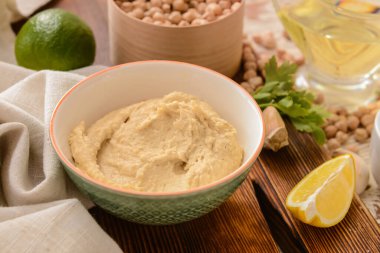 Lezzetli humus ve masada bir dilim limon.