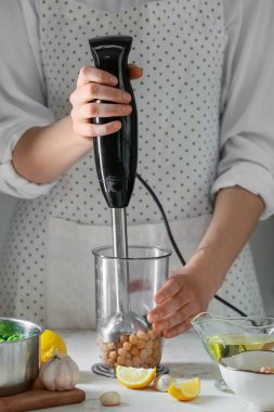 Mutfakta lezzetli humus hazırlayan kadın, yakın plan.