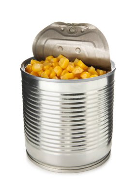 Beyaz arka planda açılmış mısır tanecikleri