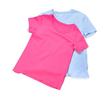 Beyaz arkaplanda şık tişörtler