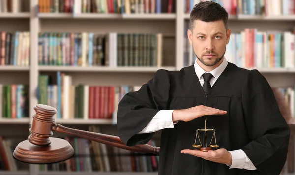 Juiz Masculino Com Escalas Justiça Martelo Biblioteca — Fotografia de Stock
