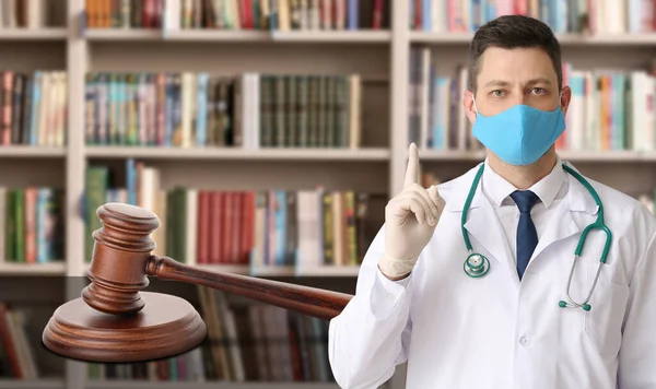 Médico Masculino Máscara Médica Com Martelo Juiz Biblioteca — Fotografia de Stock