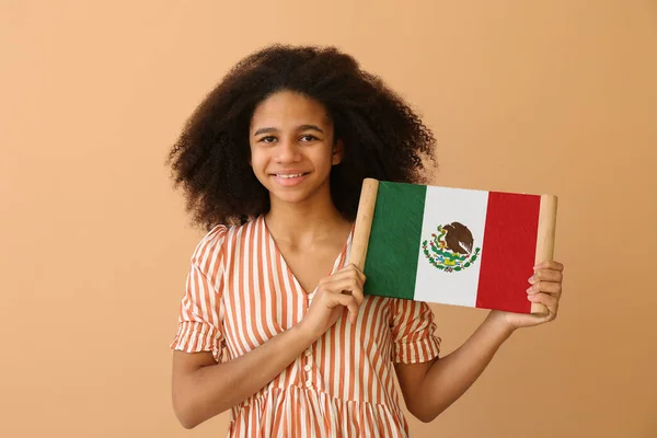 在黑板上画墨西哥国旗的少女 背景是彩色的 — 图库照片