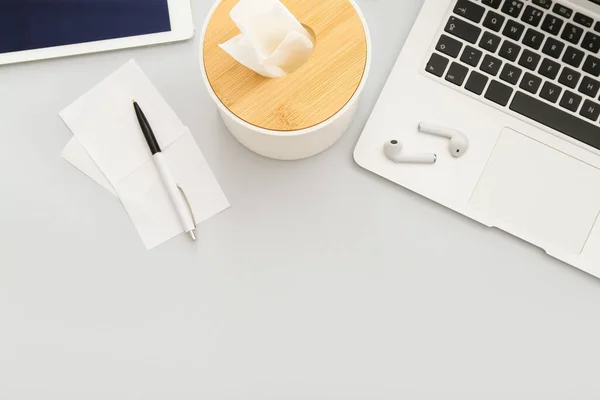 Dispositivos Modernos Con Papelería Caja Tejido Sobre Fondo Claro — Foto de Stock