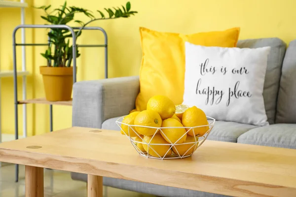 客厅里放有柠檬的篮子 — 图库照片