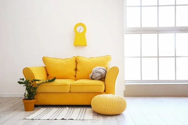 Interieur Des Stilvollen Wohnzimmers Mit Gemütlichem Sofa — Stockfoto