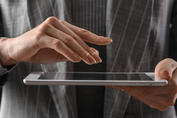 Young Woman Using Tablet Computer Dark Background Closeup — Stock Photo, Image