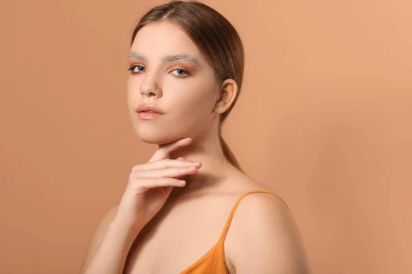 Hermosa Mujer Joven Con Cejas Teñidas Sobre Fondo Color — Foto de Stock