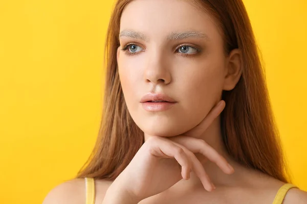 Hermosa Mujer Joven Con Cejas Teñidas Sobre Fondo Color — Foto de Stock