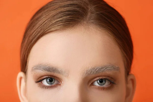 Schöne Junge Frau Mit Gefärbten Augenbrauen Auf Farbigem Hintergrund Nahaufnahme — Stockfoto