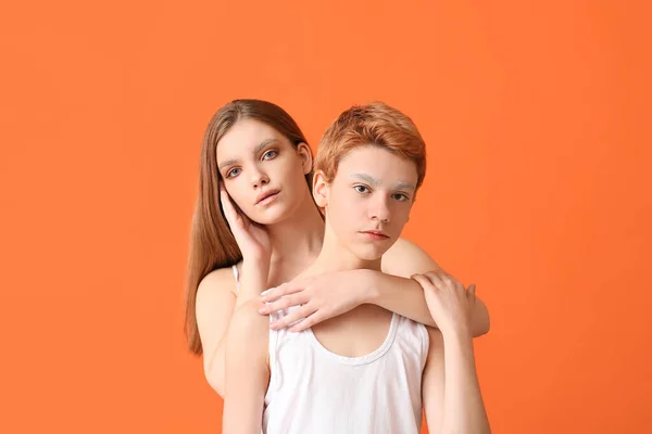 Nastolatki Farbowanymi Brwiami Tle Koloru — Zdjęcie stockowe