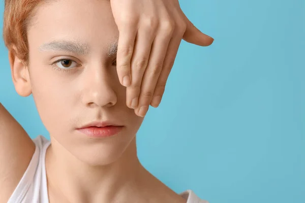 Teenager Junge Mit Gefärbten Augenbrauen Auf Farbigem Hintergrund — Stockfoto