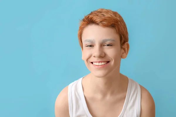 Εφηβικό Αγόρι Βαμμένα Φρύδια Φόντο Χρώματος — Φωτογραφία Αρχείου