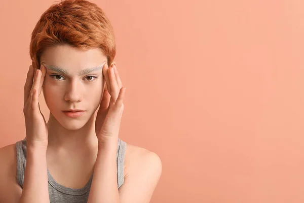 Adolescente Com Sobrancelhas Tingidas Fundo Cor — Fotografia de Stock