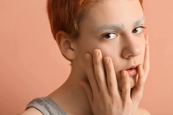 Teenager Junge Mit Gefärbten Augenbrauen Auf Farbigem Hintergrund — Stockfoto