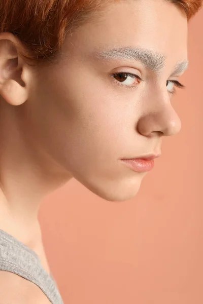色の背景に染まった眉を持つ10代の男の子 クローズアップ — ストック写真