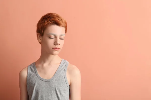 Nastolatek Farbowanymi Brwiami Tle Koloru — Zdjęcie stockowe
