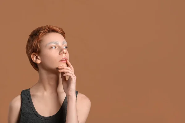 Nastolatek Farbowanymi Brwiami Tle Koloru — Zdjęcie stockowe