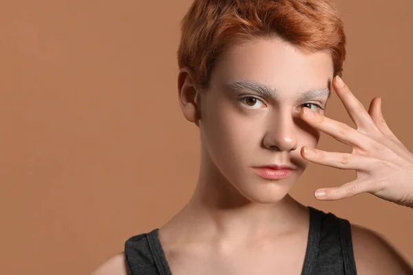 Teenage Chlapec Obarveným Obočím Barevném Pozadí — Stock fotografie