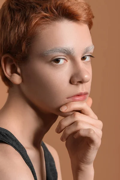 Teenage Chlapec Obarveným Obočím Barevném Pozadí Detailní Záběr — Stock fotografie