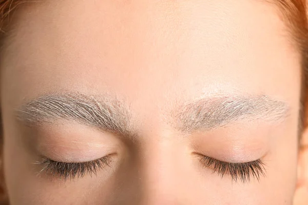 Adolescente Con Cejas Teñidas Primer Plano —  Fotos de Stock