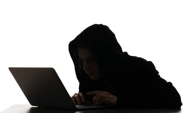 Beyaz Arka Planda Dizüstü Bilgisayarı Olan Hacker Silueti — Stok fotoğraf