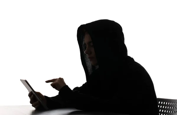 Silhouet Van Hacker Met Tablet Computer Witte Achtergrond — Stockfoto