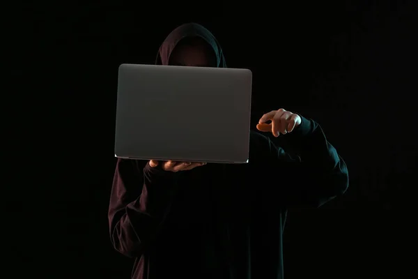 Hacker Met Laptop Donkere Achtergrond — Stockfoto