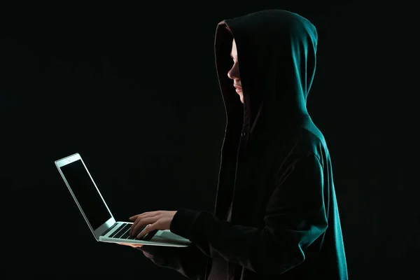 Hacker Met Laptop Donkere Achtergrond — Stockfoto