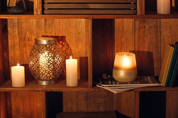 Κάψιμο Κεριών Στα Ράφια Στο Σκοτεινό Δωμάτιο — Φωτογραφία Αρχείου