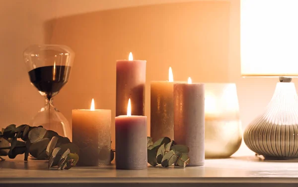 Kaarsen Branden Met Eucalyptus Takken Tafel Kamer — Stockfoto