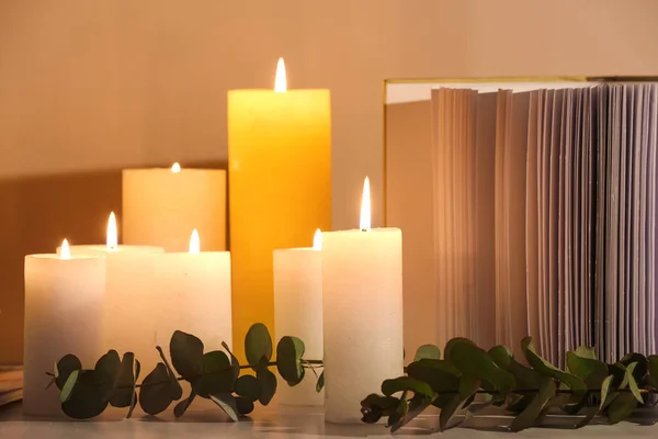 Velas Ardientes Con Ramas Eucalipto Sobre Mesa Habitación — Foto de Stock