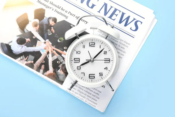 Reloj Despertador Elegante Periódico Sobre Fondo Color — Foto de Stock