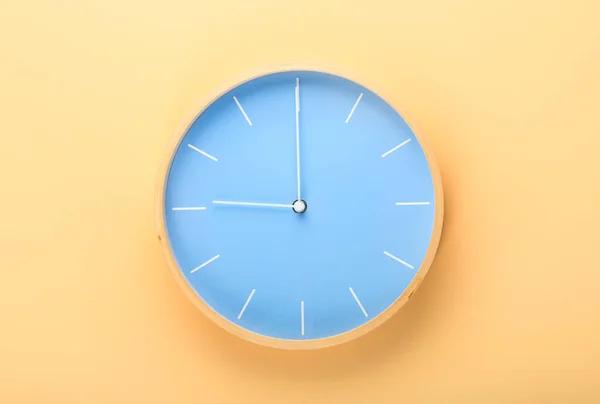 Stilvolle Uhr Auf Farbigem Hintergrund — Stockfoto