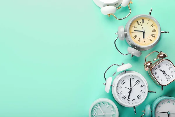 Relojes Alarma Con Estilo Fondo Color —  Fotos de Stock