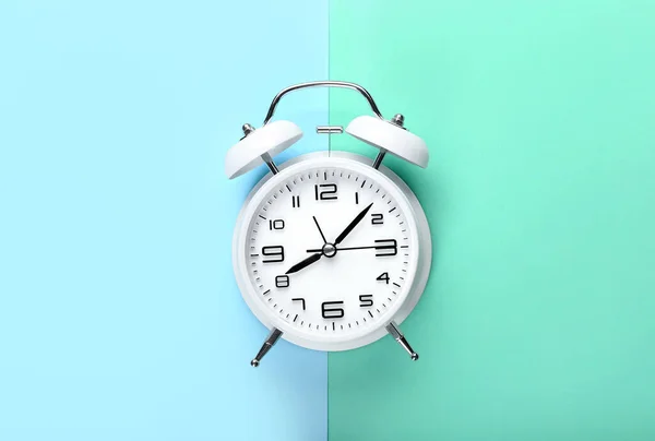 Reloj Despertador Con Estilo Fondo Color — Foto de Stock