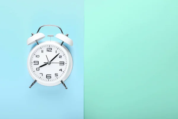 Reloj Despertador Con Estilo Fondo Color — Foto de Stock