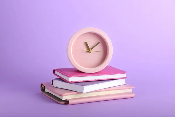 Relógio Alarme Elegante Com Notebooks Sobre Fundo Cor — Fotografia de Stock