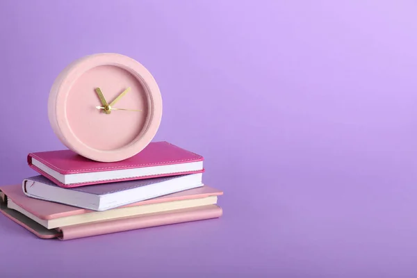 Relógio Alarme Elegante Com Notebooks Sobre Fundo Cor — Fotografia de Stock