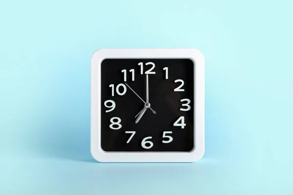 Reloj Elegante Sobre Fondo Color — Foto de Stock