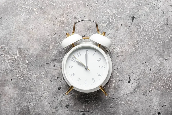 Reloj Despertador Con Estilo Sobre Fondo Grunge —  Fotos de Stock